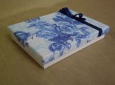 CAIXA TAMPA ESTAMPADA FLORAL AZUL E BRANCA